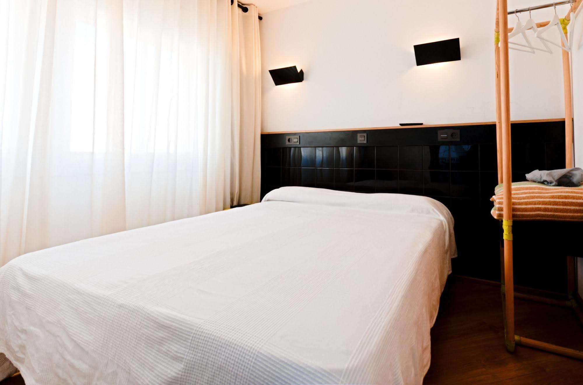 Hostal Athenas Sant Adria de Besos Exterior photo