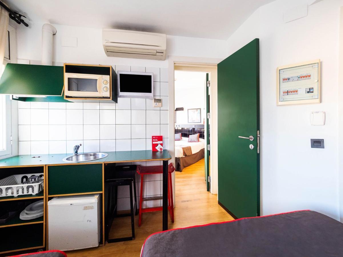 Hostal Athenas Sant Adria de Besos Exterior photo