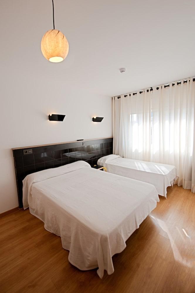 Hostal Athenas Sant Adria de Besos Exterior photo