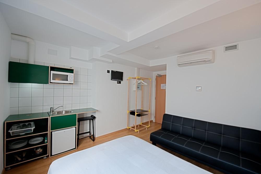 Hostal Athenas Sant Adria de Besos Exterior photo